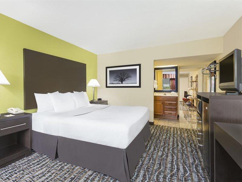 Days Inn By Wyndham Asheville/Mall Экстерьер фото