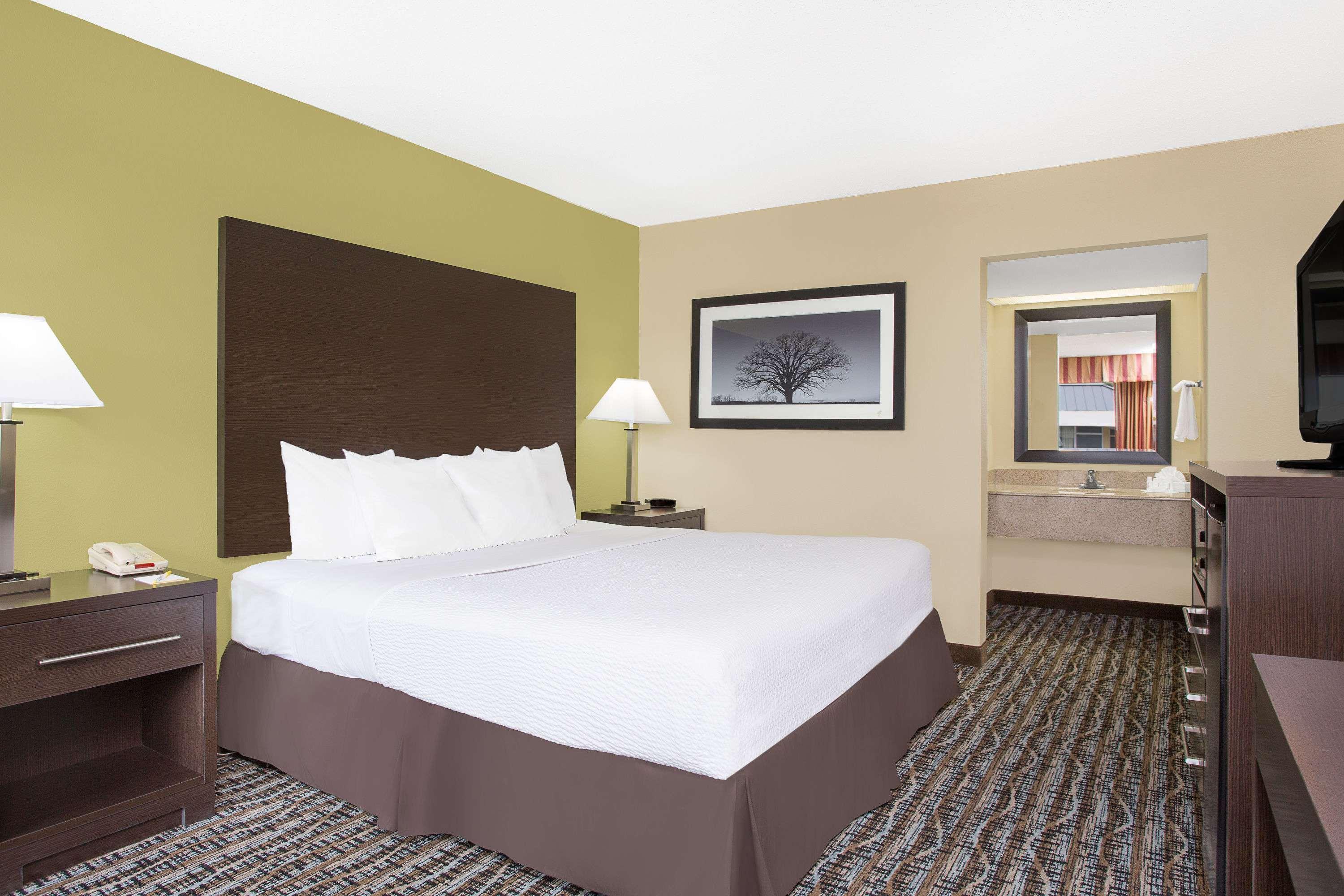 Days Inn By Wyndham Asheville/Mall Экстерьер фото
