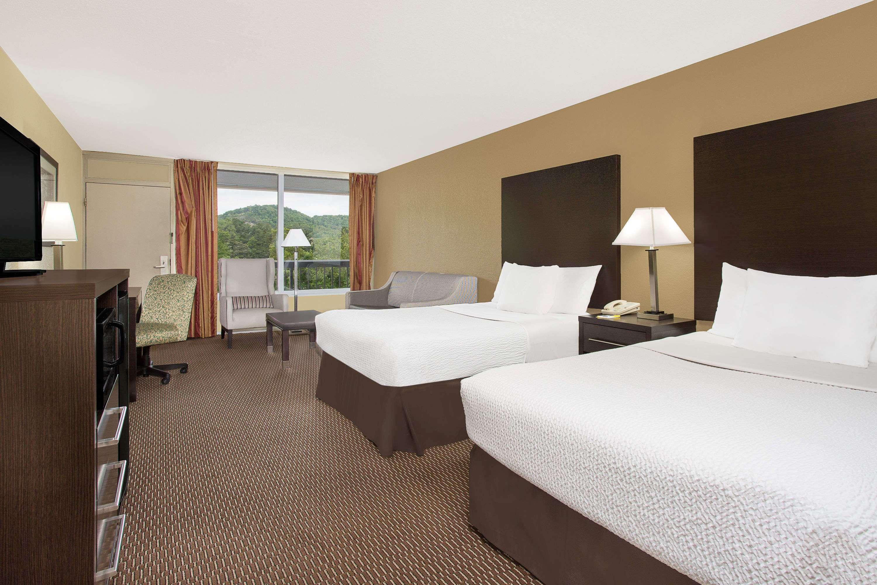 Days Inn By Wyndham Asheville/Mall Экстерьер фото