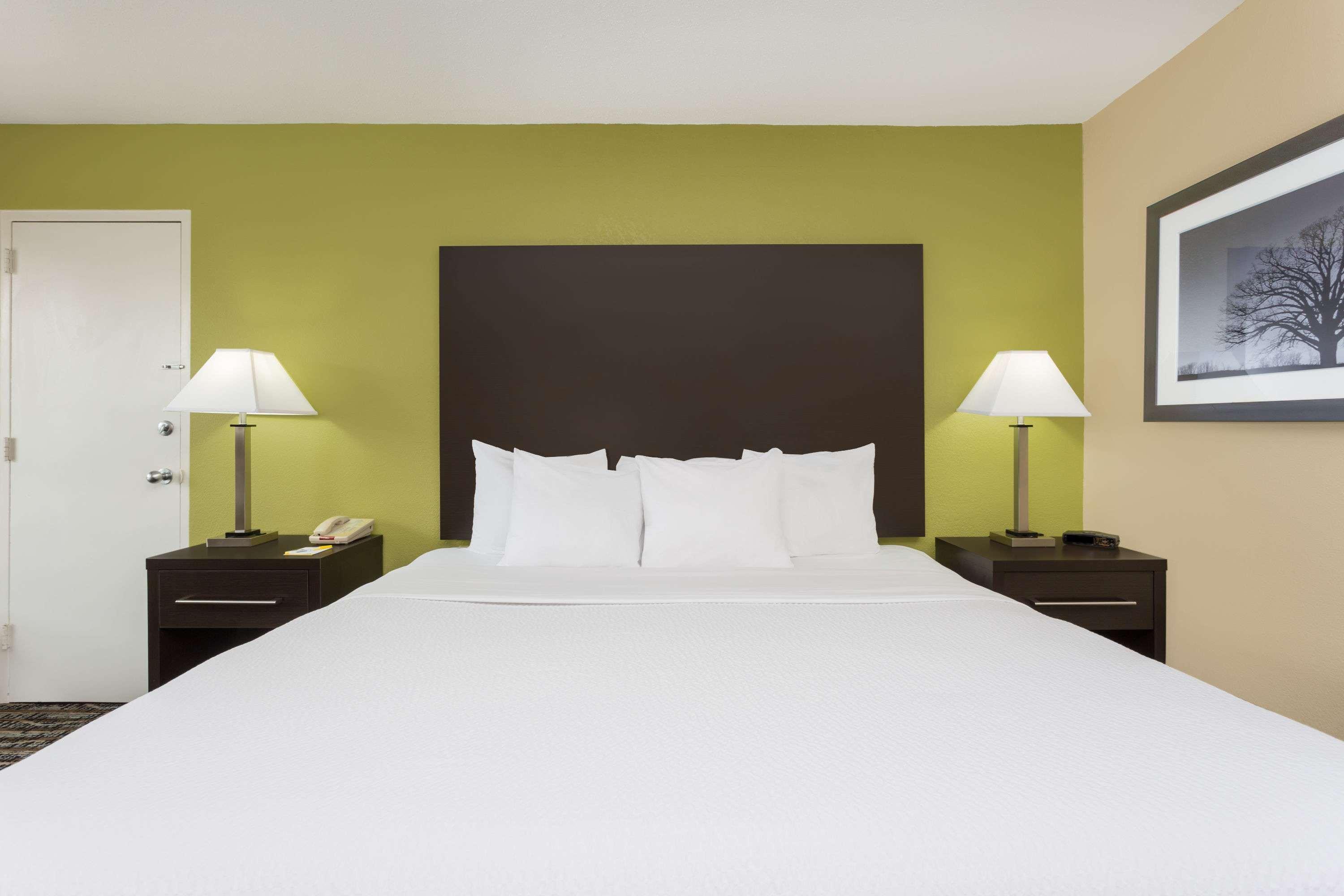 Days Inn By Wyndham Asheville/Mall Экстерьер фото