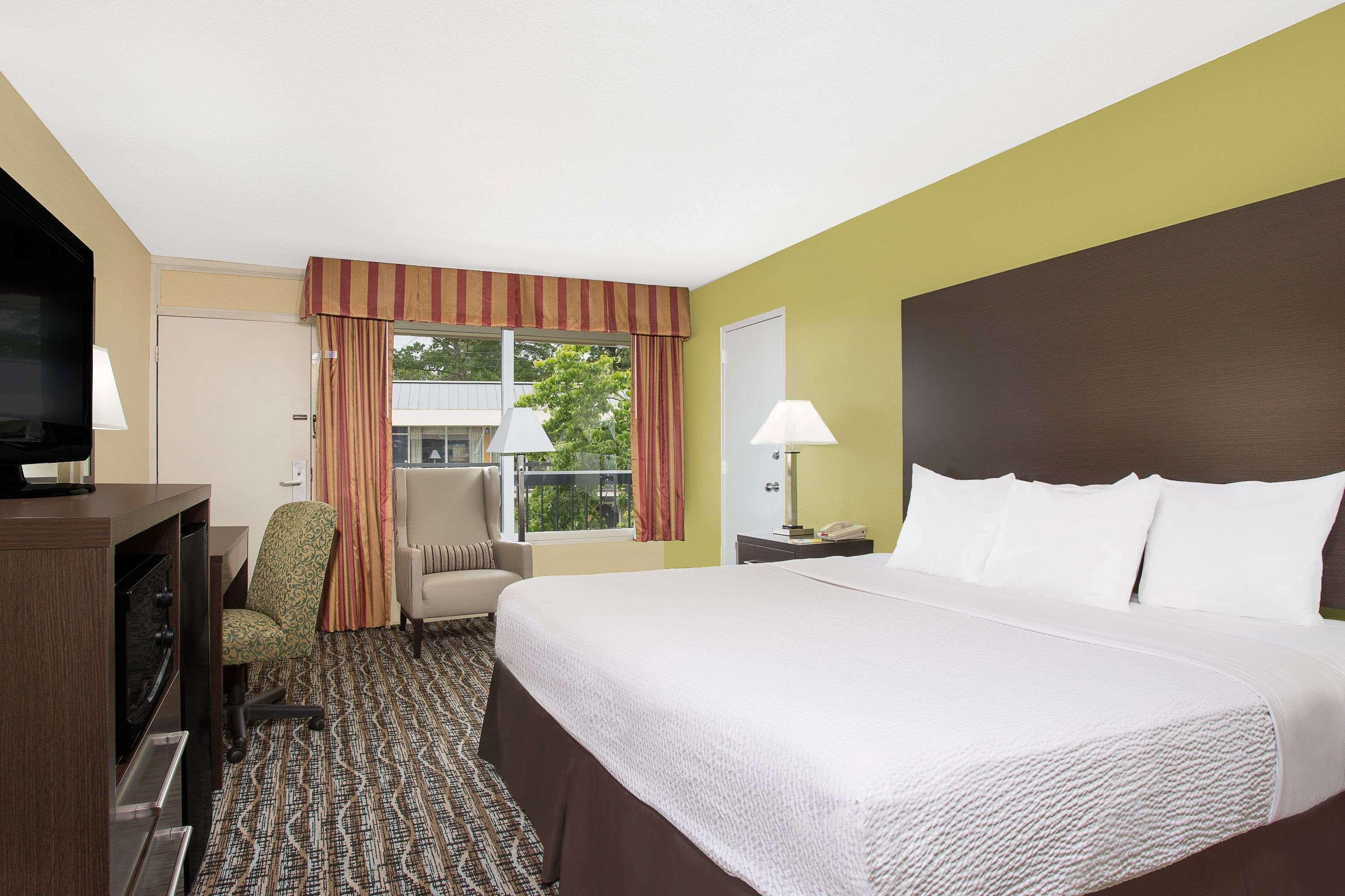 Days Inn By Wyndham Asheville/Mall Экстерьер фото