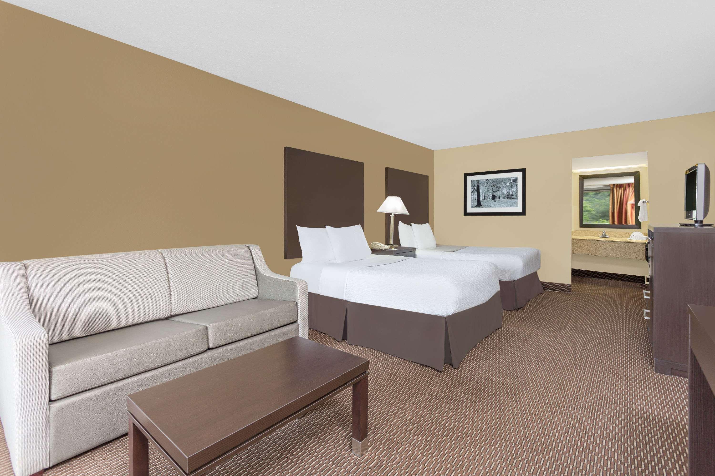 Days Inn By Wyndham Asheville/Mall Экстерьер фото