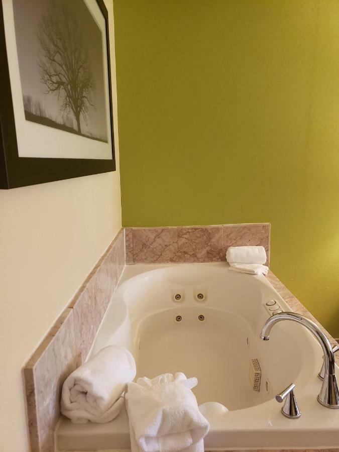 Days Inn By Wyndham Asheville/Mall Экстерьер фото