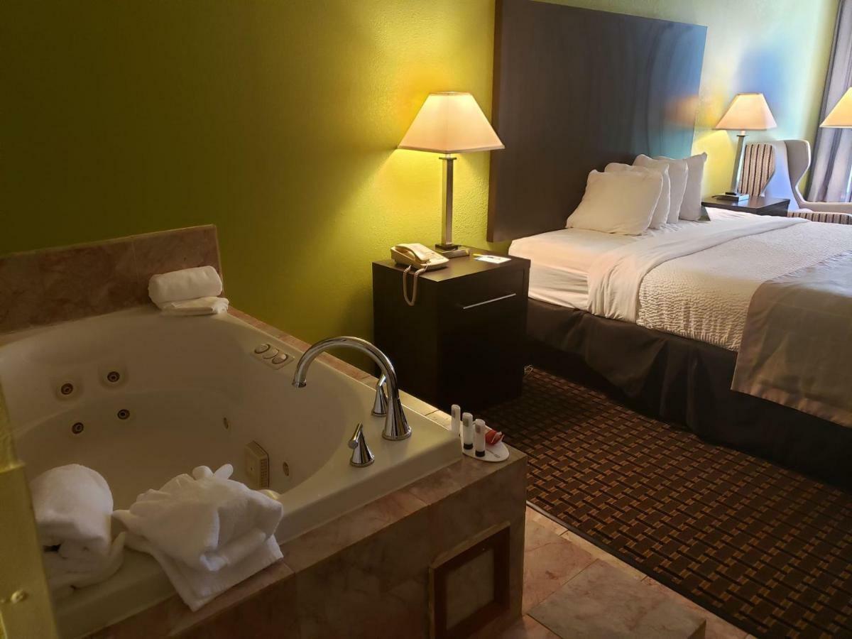 Days Inn By Wyndham Asheville/Mall Экстерьер фото