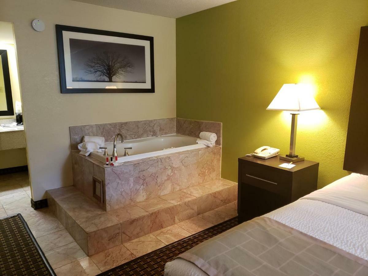 Days Inn By Wyndham Asheville/Mall Экстерьер фото