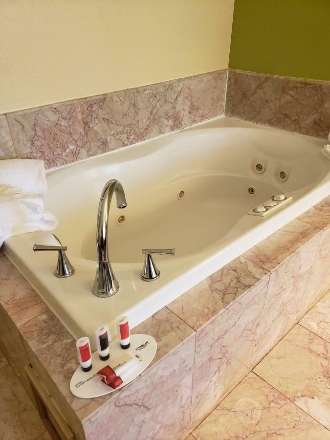 Days Inn By Wyndham Asheville/Mall Экстерьер фото